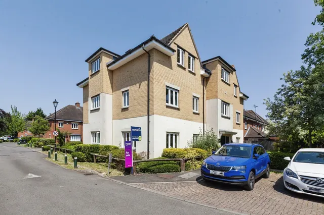 Montague Close, Farnham Royal, Slough, photo 1