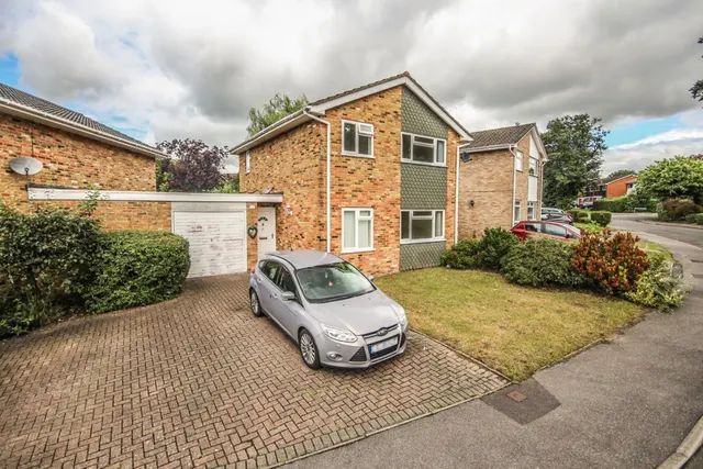 Mornington Avenue, Finchampstead, photo 1