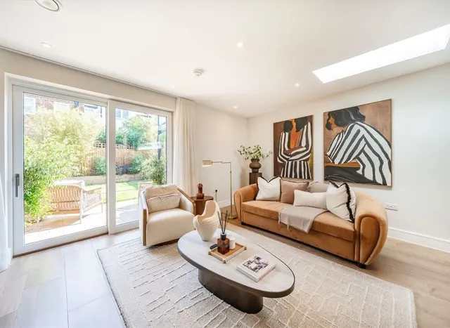 Photo 2 — Bakers Mews, Twickenham, TW2