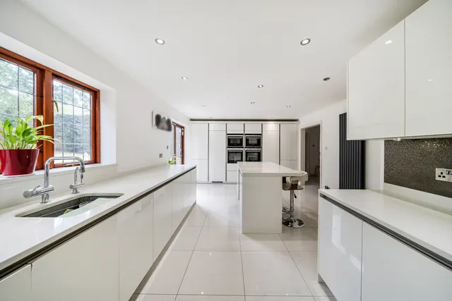 Davenham Avenue, Northwood, HA6, photo 3
