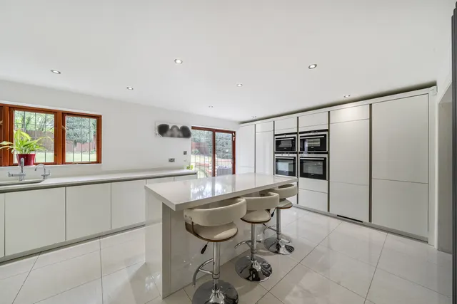 Davenham Avenue, Northwood, HA6, photo 2