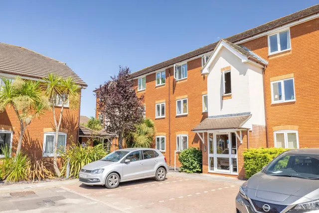 2 bedroom flat — Cleves Court, Firs Ave, Windsor, Berkshire, SL4 4EF