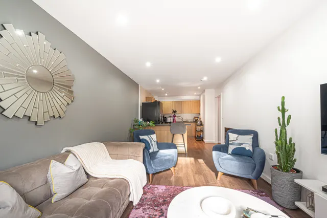 Photo 2 — 15 Griffin House, 4 Aviation Drive, London