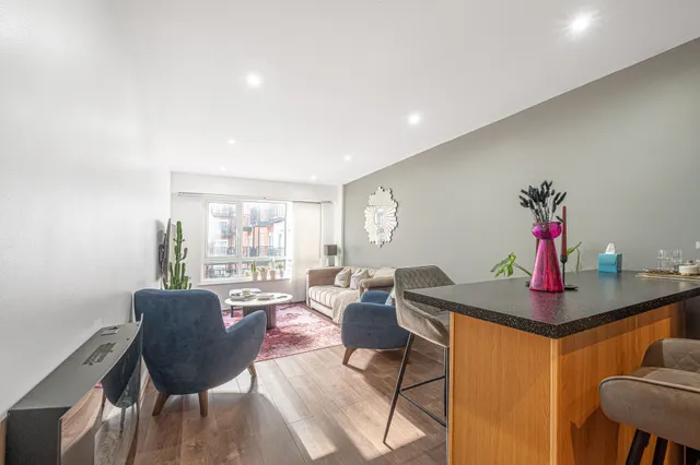 Photo 3 — 15 Griffin House, 4 Aviation Drive, London