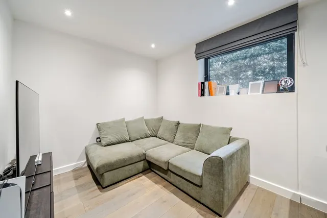 Rosemount Avenue, West Byfleet, KT14, photo 3