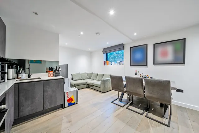Rosemount Avenue, West Byfleet, KT14, photo 2