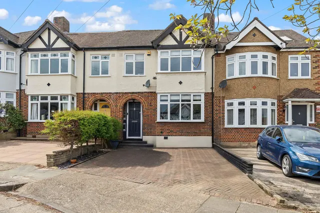 Elmstead Gardens, Worcester Park KT4 7BE, photo 1
