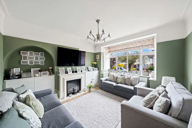 Photo 2 — Elmstead Gardens, Worcester Park KT4 7BE