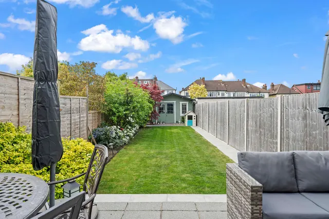 Photo 3 — Elmstead Gardens, Worcester Park KT4 7BE