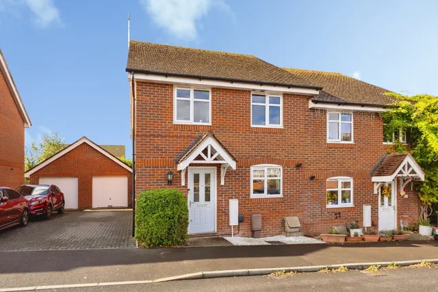 Beckless Avenue, Clanfield, PO8, photo 2