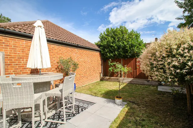 Photo 2 — Melrose Close, Farnborough, GU14 9US