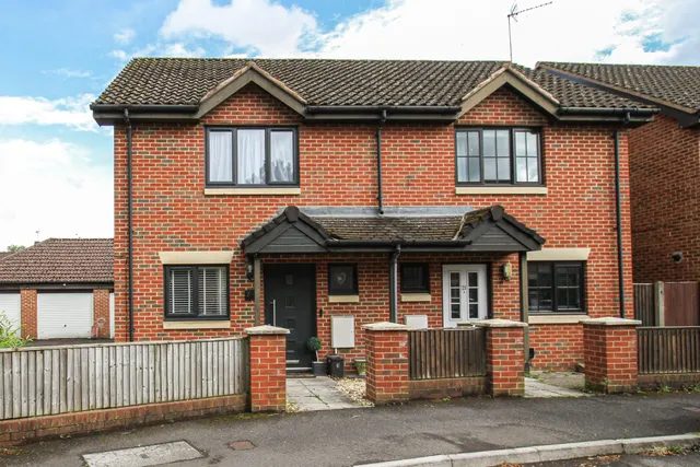 Melrose Close, Farnborough, GU14 9US, photo 1