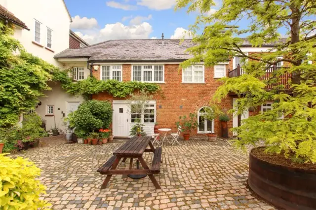 London Road, Aston Clinton, Buckinghamshire, HP22 5GW, photo 1