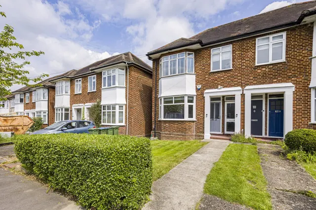 Parkview Road, London, photo 1