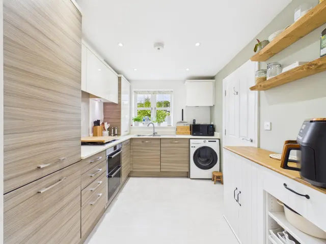 Photo 3 — Stanley Close, Baughurst, RG26