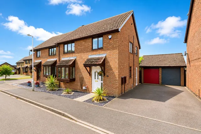 Holly Farm Close, Caddington, LU1, photo 1