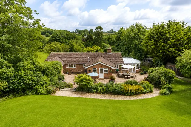 Grosvenor Road, Medstead, GU34, photo 1