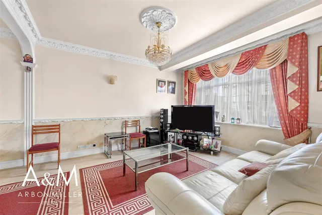 Denham Drive, Ilford, IG2, photo 2