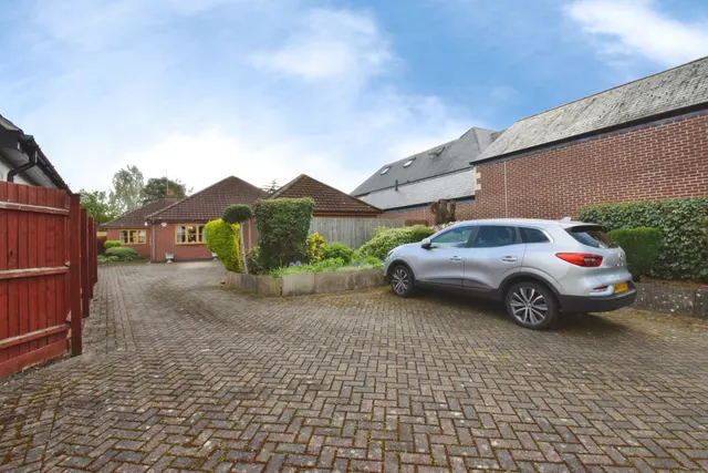 3 bedroom house — Dalby Avenue, Bushby, LEICESTER