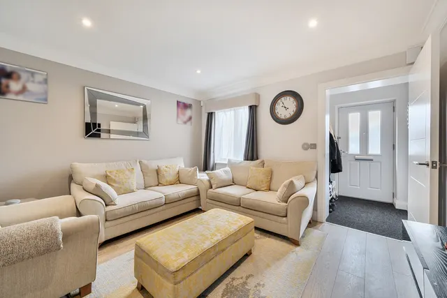 Immaculately Presented, 3-Bedroom Semi-Detached, UB8, photo 2