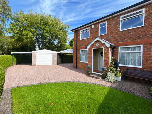 West Avenue, Heald Green, photo 1