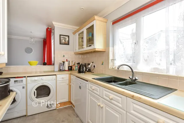 Beachfield Road, Sandown, PO36, photo 2