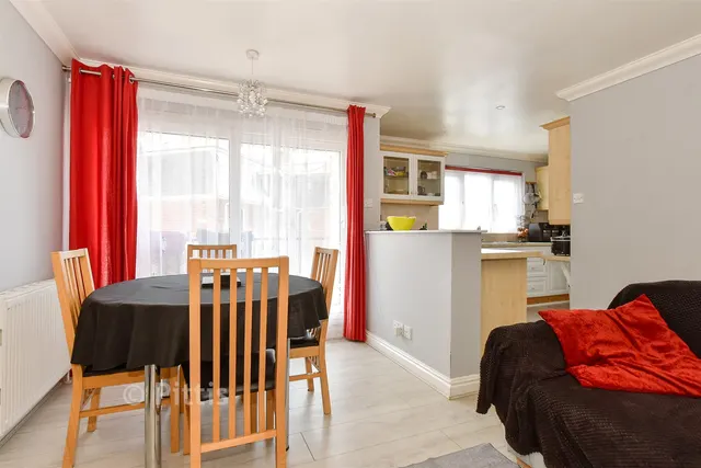 Beachfield Road, Sandown, PO36, photo 3