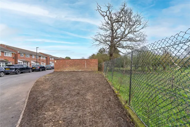 Highland Park, Feltham, TW13 4QQ, photo 1