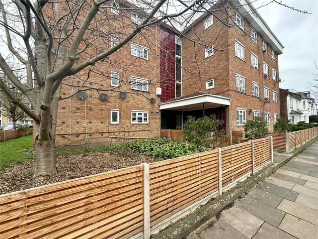 Reynolds Road, London, W4, photo 1