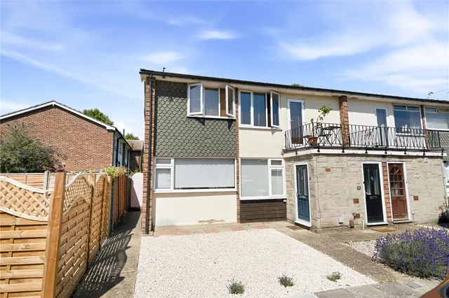 Belvedere Close, Teddington, TW11 0NT, photo 1