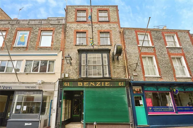 High Street, Cowes, PO31, photo 1