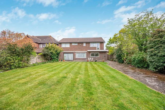 Photo 2 — Hainault Road, Chigwell, Essex, IG7 5DL