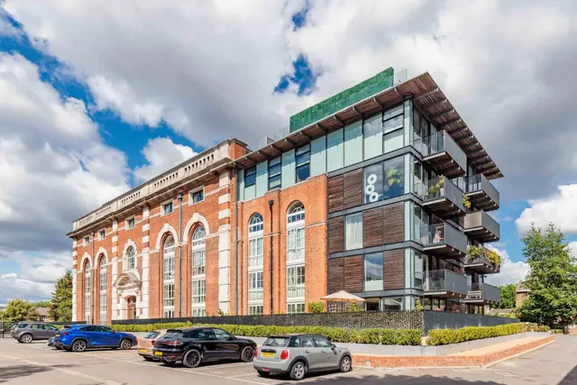 Great West Road, London, W6, photo 1