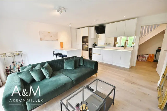Cannonhall Court Netley Road, Essex Newbury Park, IG2, photo 1