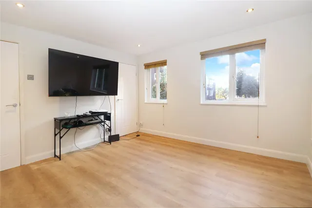 Hallington Close, Woking, GU21, photo 3