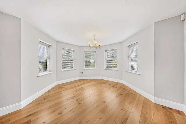 Photo 2 — Stag Lane, Buckhurst Hill, IG9 5TD