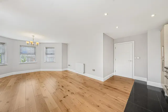 Photo 3 — Stag Lane, Buckhurst Hill, IG9 5TD
