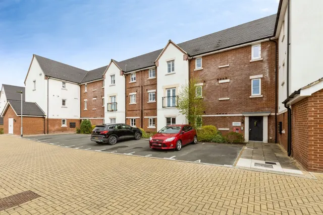 Daffodil Crescent, Crawley, RH10, photo 1