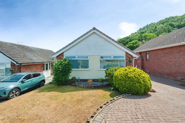 Photo 2 — Cambridge Gardens, Helsby, Frodsham