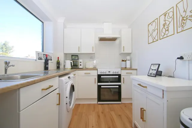 Sutton Avenue, Woking, GU21, photo 2