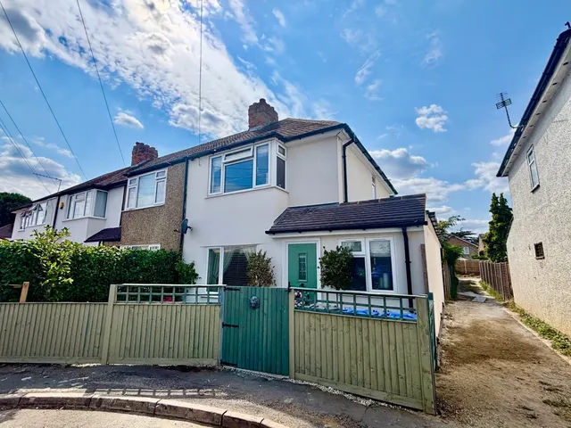 Clandon Avenue, Surrey Egham, TW20, photo 1