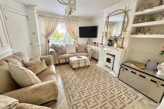 Clandon Avenue, Surrey Egham, TW20, photo 2