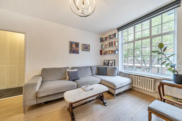 Photo 3 — 18 Meriden Court, Chelsea Manor Street, London