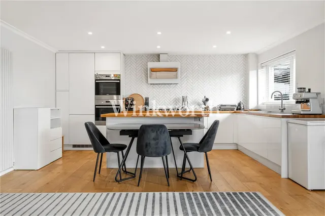 Lucerne Close, London, N13, photo 2