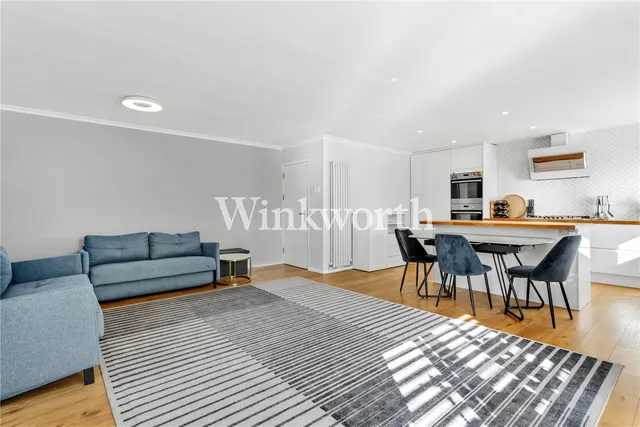 Lucerne Close, London, N13, photo 1