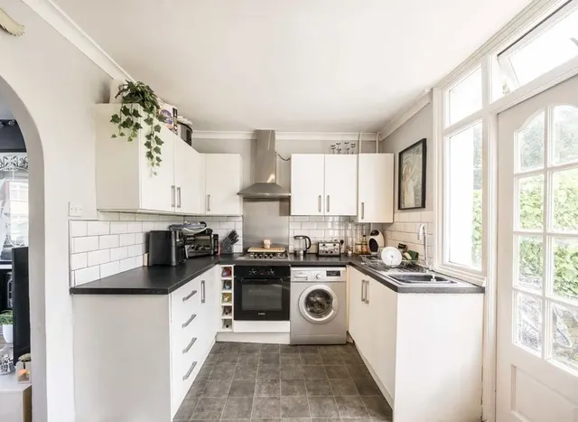 Saxon Avenue, Feltham, TW13, photo 3