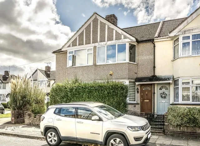 Saxon Avenue, Feltham, TW13, photo 1