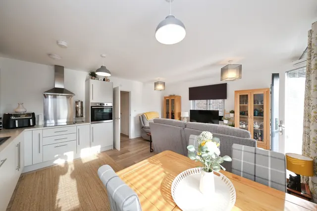 Laver Drive, Chesterfield, S41, photo 1