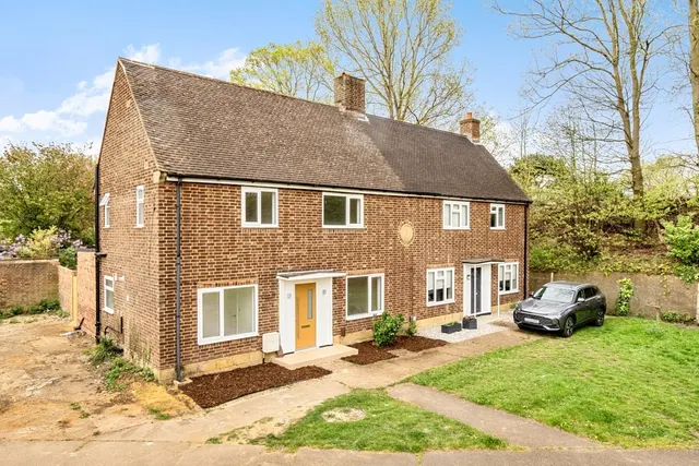 Douglas Road, Esher KT10, photo 1