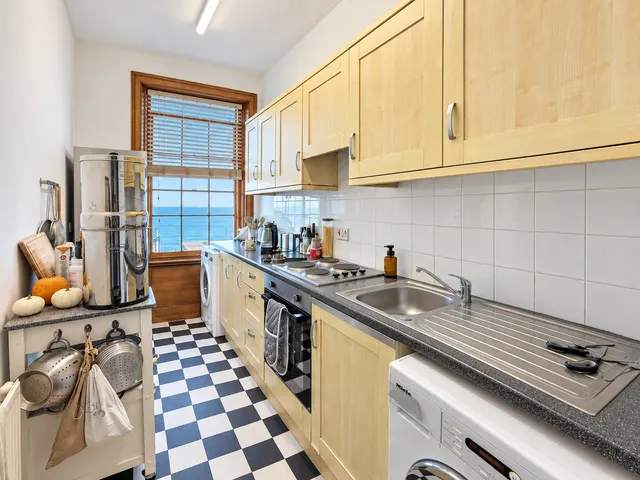Wellington Crescent, Ramsgate, CT11, photo 2